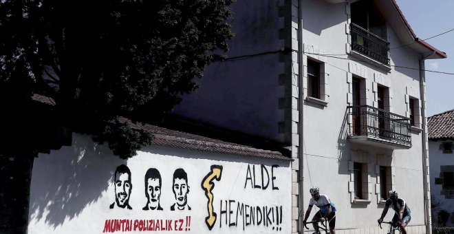 Una pintada en Alsasua sobre los jóvenes condenados por la Audiencia Nacional por la pelea con dos guardias civiles.EFE/Jesus Diges