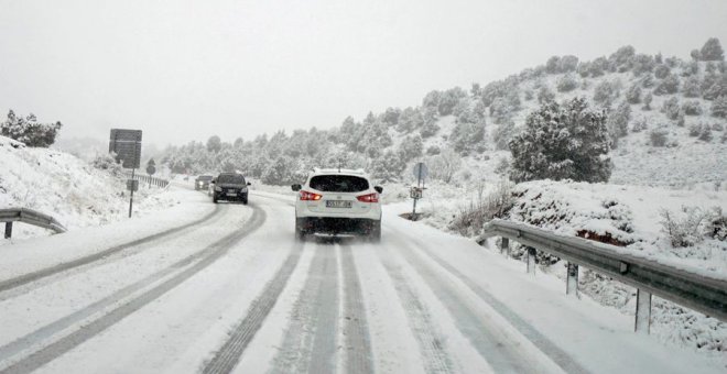 Una carretera catalana cubierta de nieve / EFE