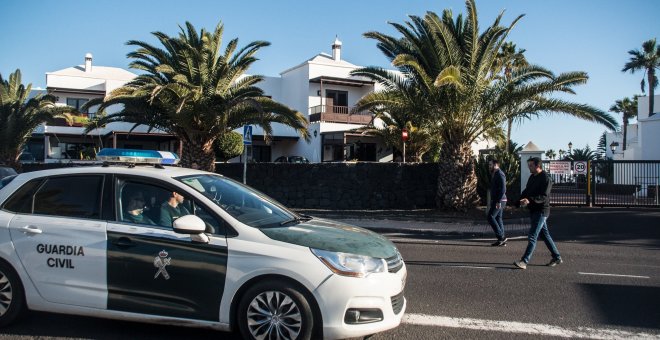 Efectivos de la Guardia Civil se personan en el domicilio de Romina Celeste - EFE/ Javier Fuentes