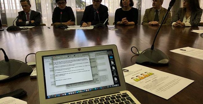 Momento de la presentación del manifiesto que promueve la creación del Colegio de Periodistas de Madrid, en una sala de la facultad de CC. de la Información de la Complutense. ARCHIVO