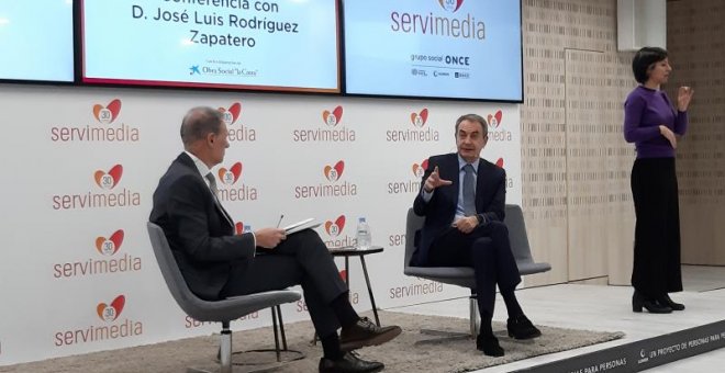 El expresidente del Gobierno, José Luis Rodríguez Zapatero, con el director general de Servimedia, José Manuel González Huesa. E.P.