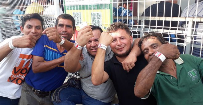 Migrantes muestran la pulsera entregada por el gobierno mexicano. Entre ellos, Oswaldo Perdomo, segundo por la derecha.