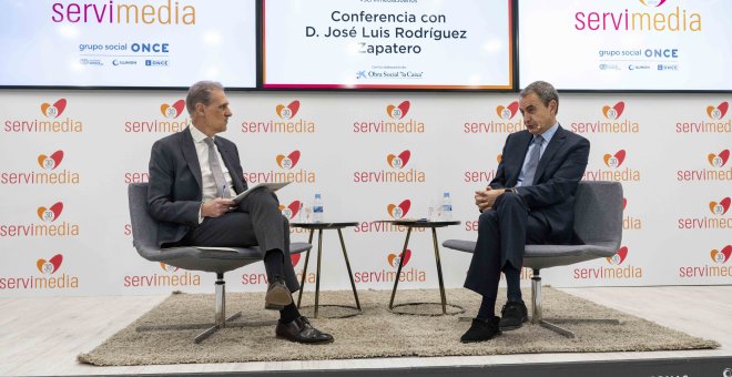 El expresidente del Gobierno, José Luis Rodríguez Zapatero, con el director general de Servimedia, José Manuel González Huesa.