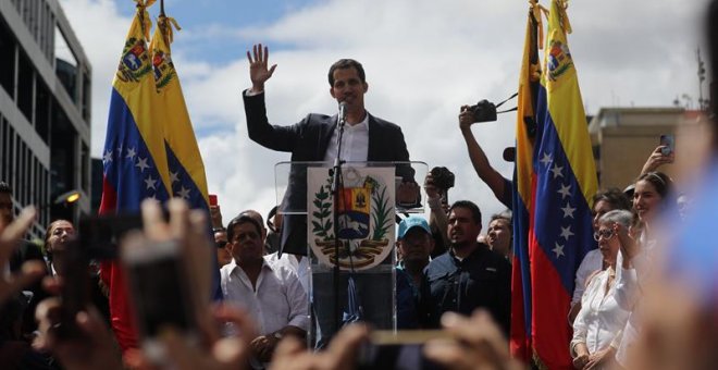 El presidente del Parlamento venezolano, Juan Guaidó, anuncia que asume las competencias del Ejecutivo, este miércoles en Caracas (Venezuela). Guaidó hizo el anuncio en el marco de lo que llamó la lucha en contra de la "usurpación" de la Presidencia por p