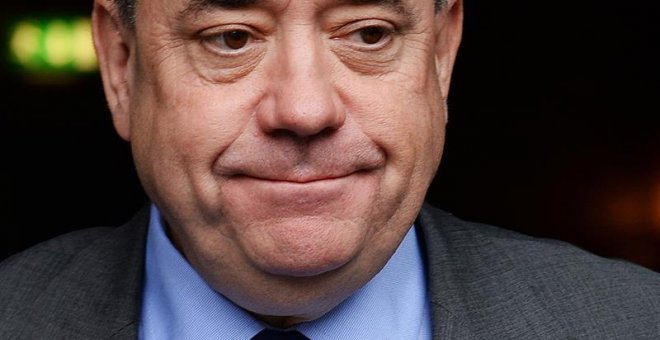 Fotografía de archivo tomada el 14 de septiembre de 2014 que muestra al ex ministro principal de Escocia Alex Salmond durante una entrevista en Edimburgo (Reino Unido). EFE