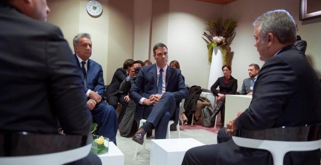 Sánchez, con Lenin Moreno (i), Iván Duque (d) y Carlos Álvaro Quesada, hoy en Davos. EFE/Borja Puig de la Bellacasa
