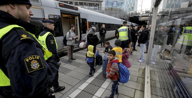 Migrantes en un control de la policía danesa entre Dinamarca y Suecia. / REUTERS