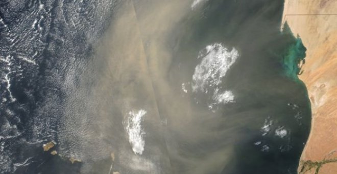 Imagen captada por la NASA que muestra una nube de polvo cuando atravesando la costa de Senegal y Cabo Verde. / NASA