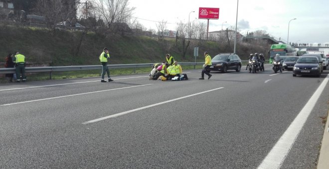 El taxista atropellado fue atendido en el mismo lugar del atropello. (EP)