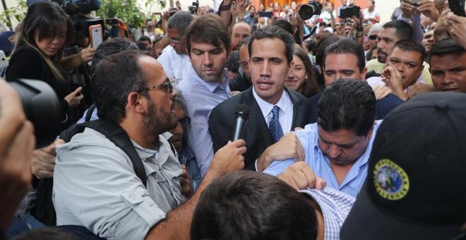 El jefe del Parlamento venezolano, Juan Guaidó (c), a su llegada este viernes a un evento público con diputados en una plaza en el este de Caracas (Venezuela) / EFE