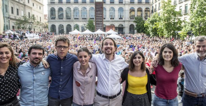 De izquierda a derecha: Lorena Ruiz-Huerta, Ramón Espinar, Íñigo Errejón, Irene Montero, Pablo Iglesias, Dina Bousselham, Isabel Serra y Julio Rodríguez el pasado 2 de mayo. DANI GAGO (PODEMOS)