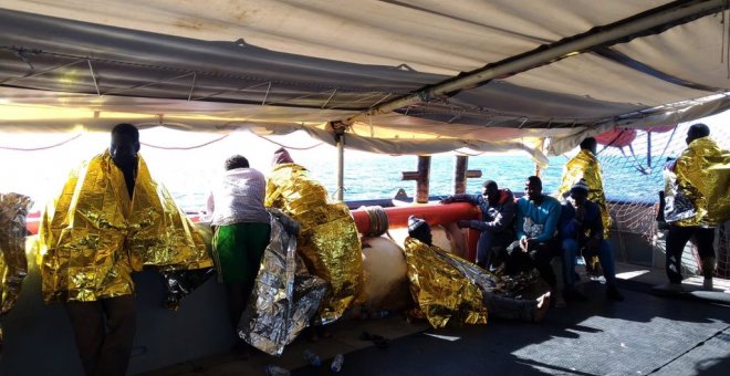 Migrantes en el barco. Fotografíad de UNHCR Italia en su perfil de Twitter.  ‏