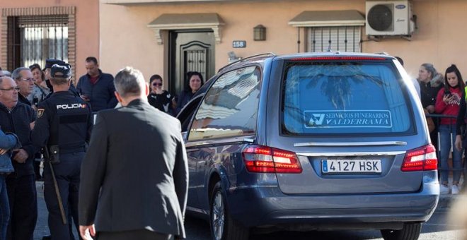 El furgón que transporta el féretro con el cadáver de Julen, el niño de 2 años rescatado sin vida del pozo en el que cayó el día 13 de enero, a su llegada este sábado al tanatorio de la barriada malagueña de El Palo, después de que finalizara la autopsia