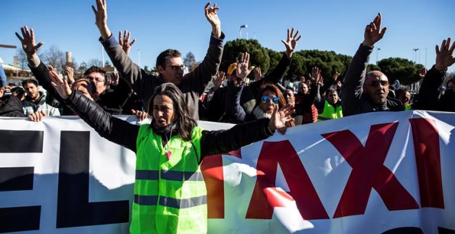 Concentración de taxistas en los alrededores de Ifema durante este viernes cuando se cumple el quinto día de huelga del sector en Madrid, que continúa movilizado para lograr una regulación favorable frente a la competencia de las empresas de alquiler de v