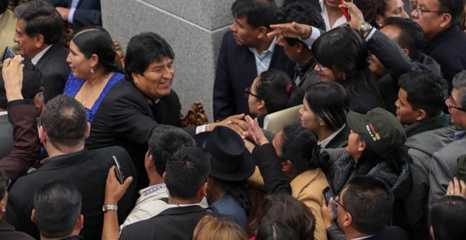 El presidente de Bolivia, Evo Morales (i), saluda a simpatizantes luego de la toma de posesión de su nuevo gabinete, este miércoles en La Paz (Bolivia). El nuevo gabinete de Gobierno en Bolivia tomó posesión este miércoles con un llamado de Morales para