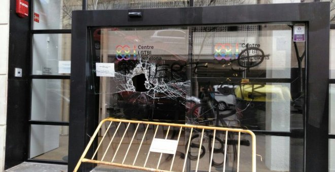 Los destrozos de la sede del centro LGTBI de Barcelona. Twitter de Ada Colau.