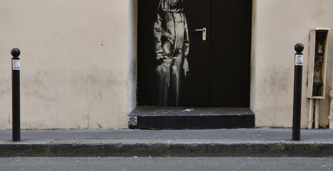 Una obra atribuida a Banksy que homenajeaba a las víctimas de los atentados ocurridos en la sala de espectáculos Bataclan. EFE/Julien de Rosa