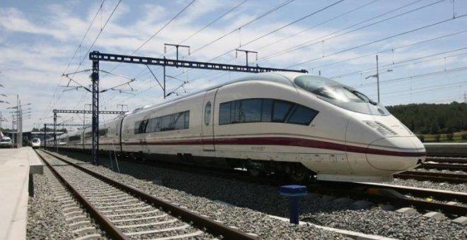 Renfe retoma el proyecto de lanzar un AVE de bajo coste para cubrir el trayecto Madrid-Barcelona.- EFE