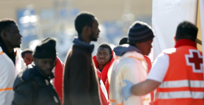 Trasladan a puerto a más de 180 personas, entre ellas diez niños, rescatadas de dos pateras en Alborán.- EUROPA PRESS