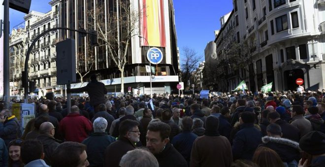 Varios cientos de taxistas, concentrados en la madrileña calle Génova, en frente de la sede principal del PP. - EFE