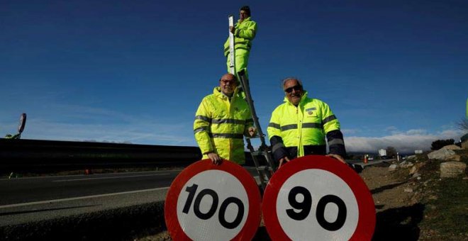 El director general de Tráfico, Pere Navarro (derecha), y el director general de Carreteras, Javier Herrero (izquierda), durante el acto en el que se ha procedido a cambiar la última señal de tráfico con límite a 100 km por hora por la de 90 en la red via