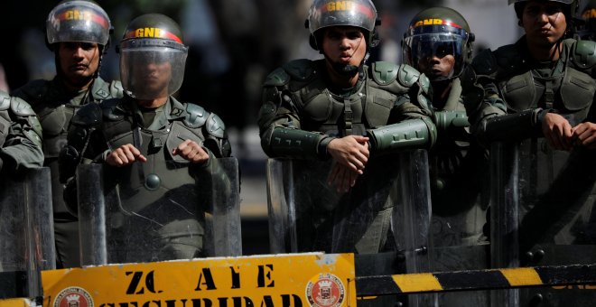 Fuerzas de seguridad venezolanas a la entrada de un edificio en Caracas. / REUTERS - CARLOS BARRIA