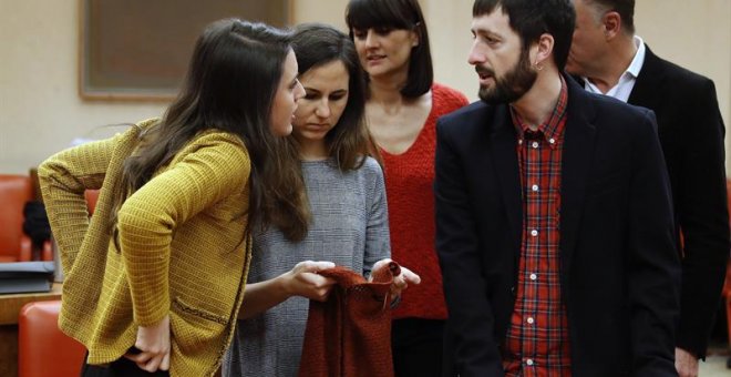 Diputados de Podemos durante una reunión de la Diputación Permanente en en Congreso