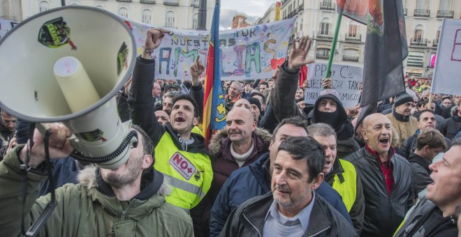 Concentración de taxistas en la Puerta del Sol en Madrid protestan contra las licencias VTC - Alberto Sibaja/EP