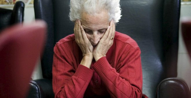 Imagen de una mujer enferma de alzheimer en la sala de estar de un centro de día | EFE/Archivo