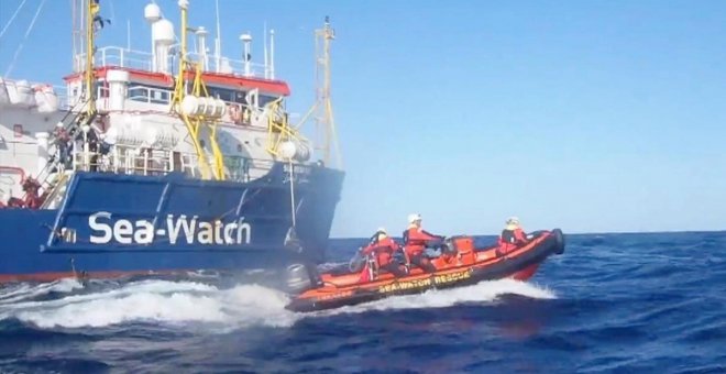 Captura de vídeo del rescate llevado a cabo por la embarcación 'Sea Watch 3' | EFE