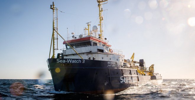 El barco 'Sea Watch 3' cerca de la costa de Libia en una imagen de archivo | EFE/Chris Grodotzki