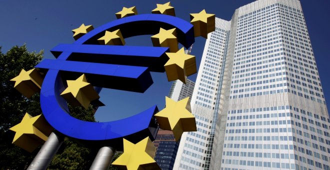 Escultura representando el logo del euro, delante de la antigua sede del BCE en Fráncfort. REUTERS/Alex Grimm
