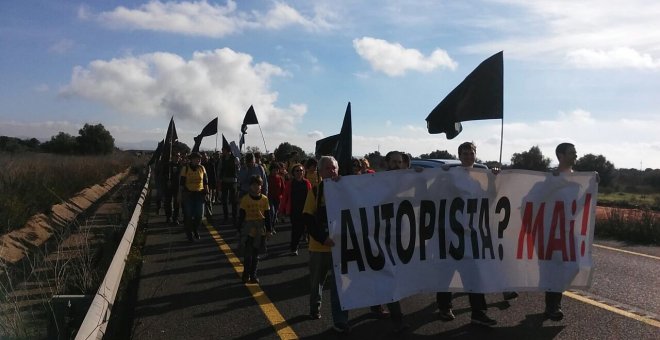 Protesta ecologista contra l'ampliació de l'autopista de Llucmajor a Campos. TERRAFERIDA