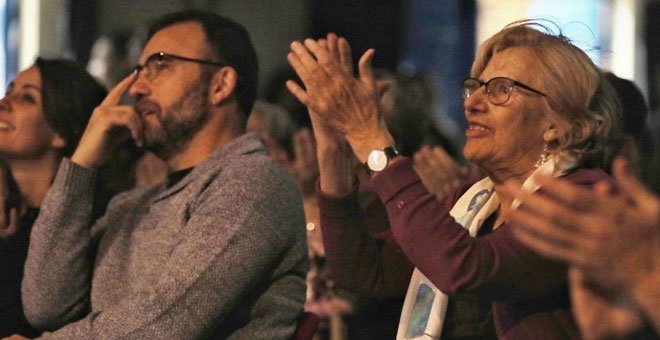 La alcaldesa de Madrid, Manuela Carmena, durante una visita el barrio de Orcasitas. / EP