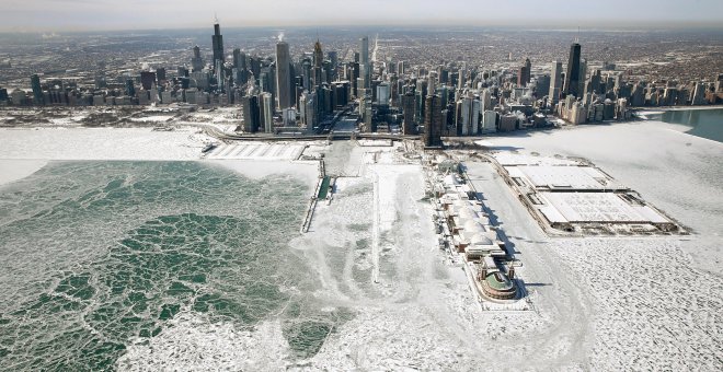 El hielo se acumula a lo largo de la orilla del Lago Michiganpor la bajada de temperaturas mínimos de -30 grados el 31 de enero de 2019 en Chicago | AFP/ Scott Olson