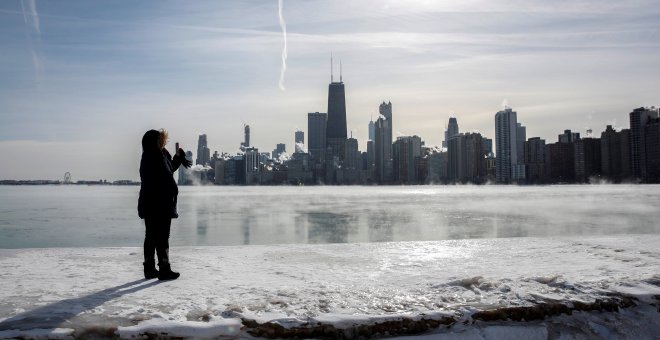 Una mujer fotografía el lago Michigan (Chicago) congelado por las temperaturas polares que experimentan amplias zonas del norte de Estados Unidos. / EFE - KAMIL KRZACZYNSKI