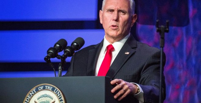 El vicepresidente de Estados Unidos, Mike Pence, ofrece un discurso en el que apoya al líder de la oposición venezolana, Juan Guaidó, tras una mesa redonda en la que han participado exiliados y líderes comunitarios venezolanos, este viernes en la ciudad f