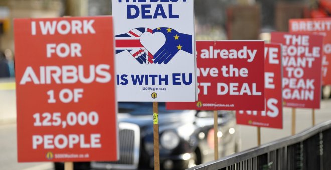 Pancartas contra el brexit en las calles de Londres. REUTERS/Toby Melville
