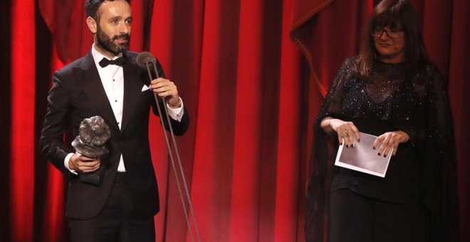 Rodrigo Sorogoyen tras recibir el Goya a "Mejor dirección" por su película "El Reino", durante la gala de entrega de los Premios Goya 2019.- EFE/BALLESTEROS.