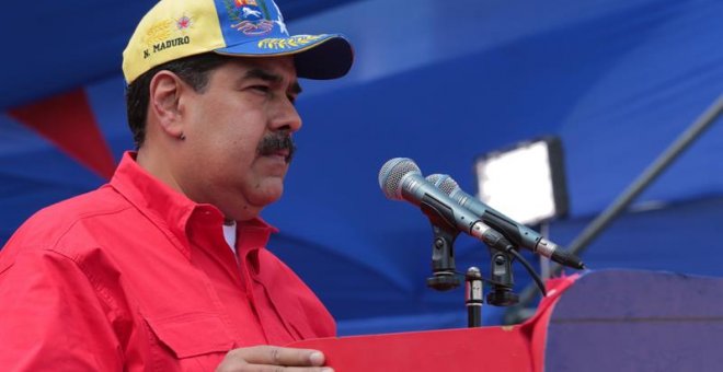 Fotografía cedida por prensa de Miraflores donde se observa al presidente de Venezuela, Nicolás Maduro, mientras participa en un acto de Gobierno hoy, sábado en Caracas (Venezuela). El gobernante venezolano juró este sábado "defender la patria" de la mis