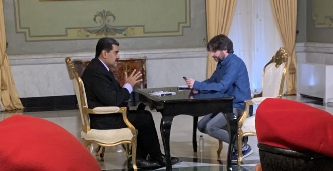 Jordi Évole, sentado con el presidente venezolano, Nicolás Maduro, durante la entrevista en exclusiva.-PRODUCCIONES DEL BARRIO.tv)