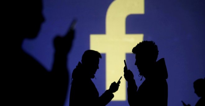 Facebook está en la diana de los problemas de privacidad en medio mundo. Ilustración: Dado Rubik | REUTERS