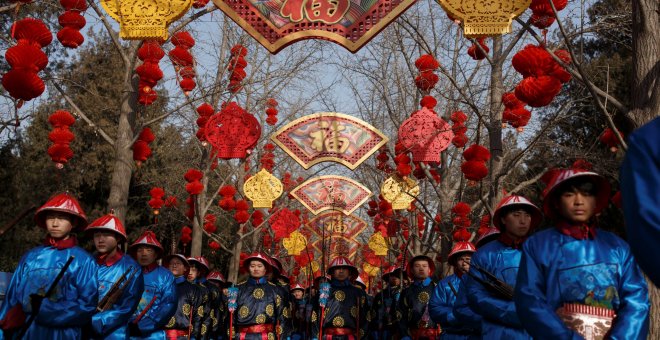 Los artistas ensayan una recreación de una ceremonia de la dinastía Qing del Año Nuevo Chino en el Templo de la Tierra en el parque Ditan en Beijing | Reuters/Thomas Peter