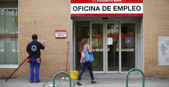 Una mujer entra en una oficina de empleo de la Comunidad de Madrid. E.P.