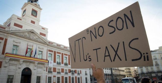Un momento de la concentración de taxistas madrileños en la Puerta del Sol de Madrid./EFE