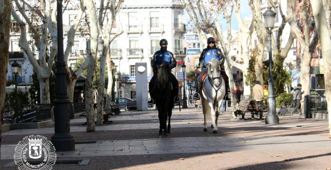 Agentes del Escuadrón de la Policía Municipal patrullan por Vallecas. Foto Ayuntamiento de Madrid