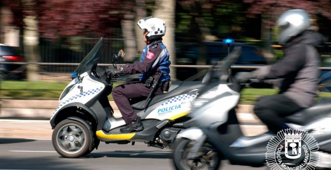 Un agente de la Policia Municipal patrullando en moto por Madrid. Foto Ayuntamiento de Madrid