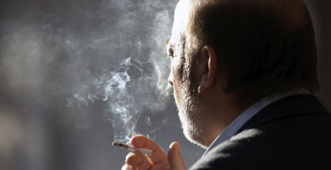 Imagen de archivo de un hombre adulto fumando | EFE