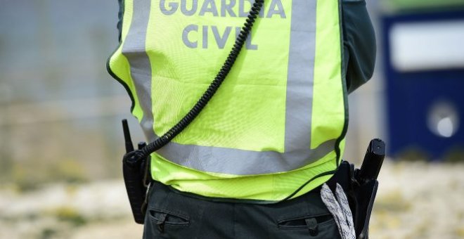 La Guardia Civil trata de esclarecer los motivos del accidente y si pudiera estar implicado un ultraligero, que ha aterrizado sin problemas./EFE