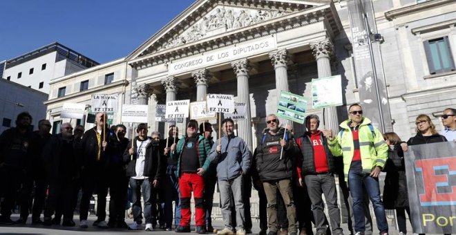 Trabajadores del astillero de La Naval, en Sestao (Vizcaya), se manifiestan este miércoles frente al Congreso de los Diputados para reclamar a los gobiernos central y vasco soluciones que eviten el cierre de la atarazana. /EFE